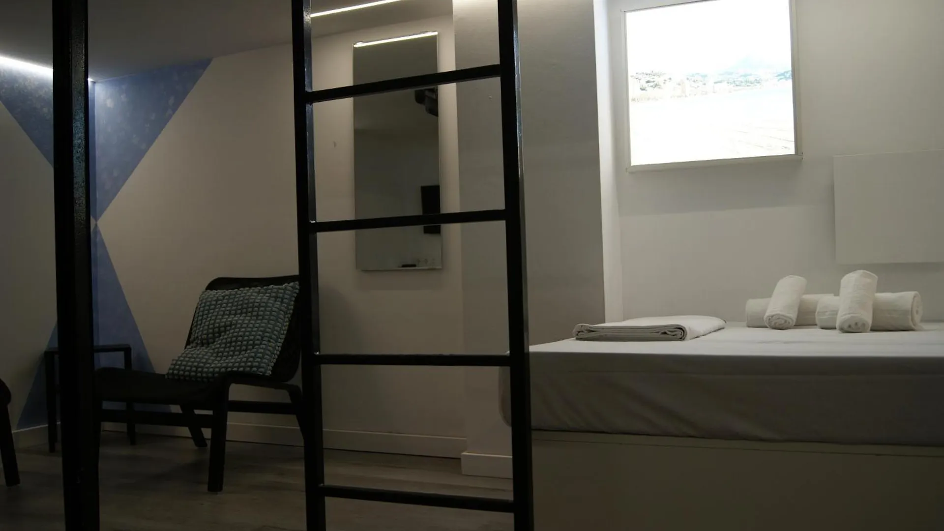 Capsule hotel M Pods Malaga Hotel